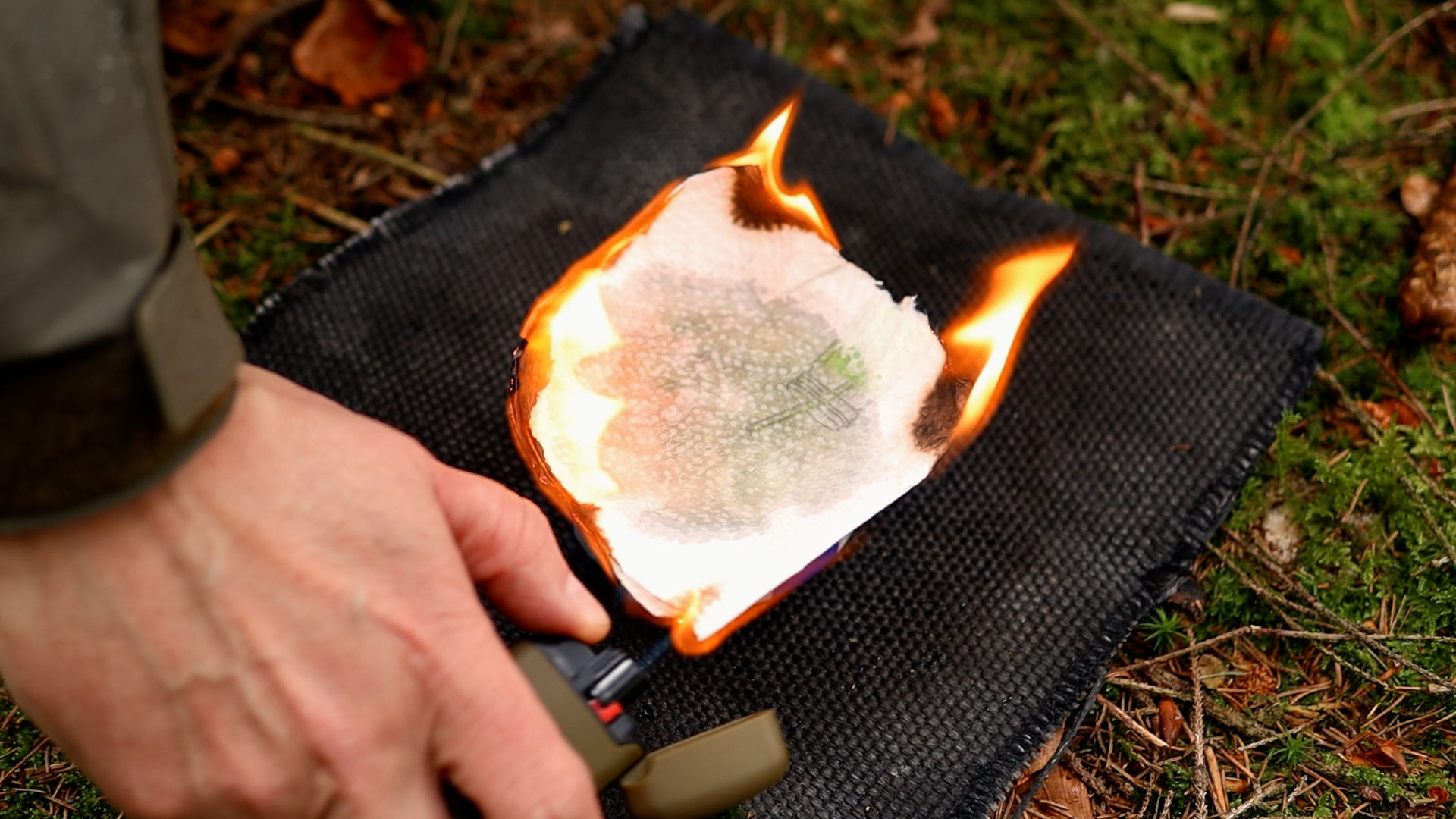 Thunfischdosen-Kocher wird mit einem Wachsanzünder entzündet