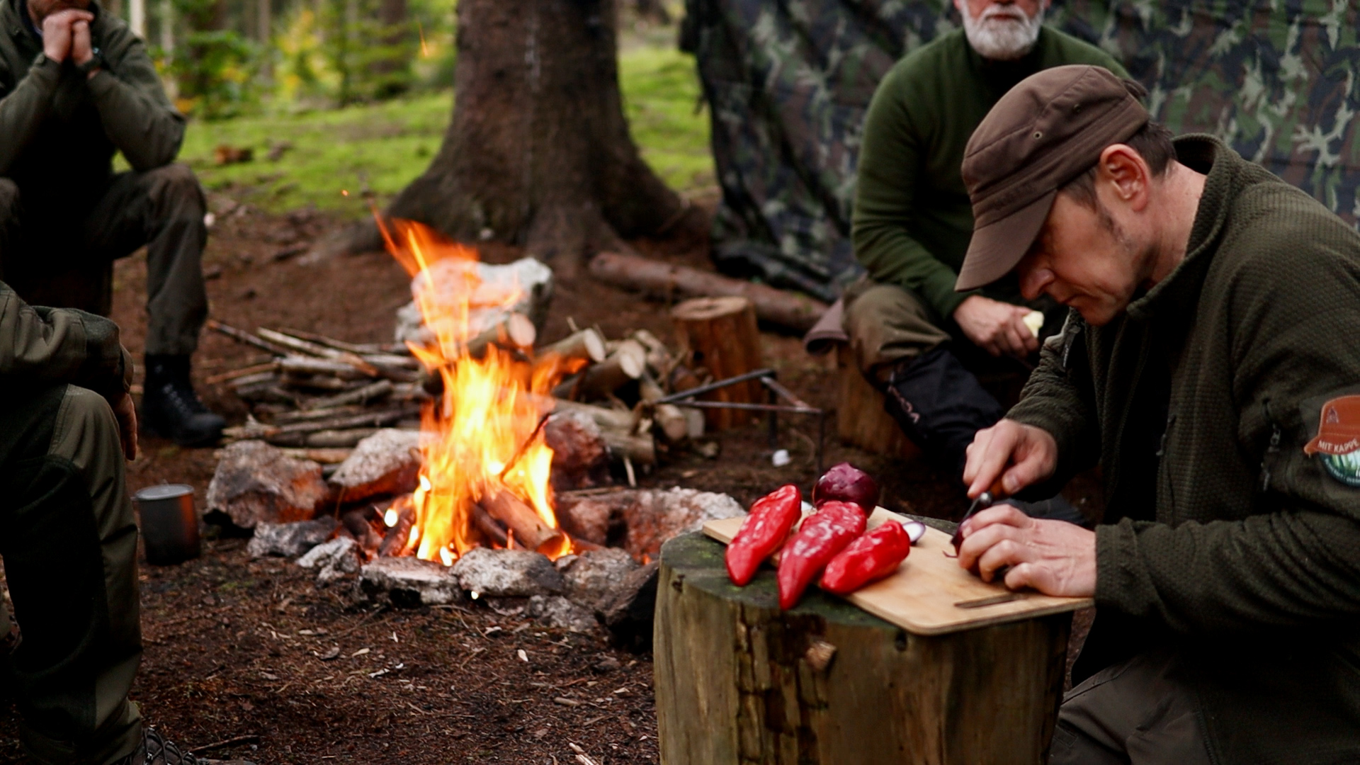 Gemuese Schneiden am Feuer – Wild Campen mit Freunden – Wraps, Pilze sammeln und Wasser