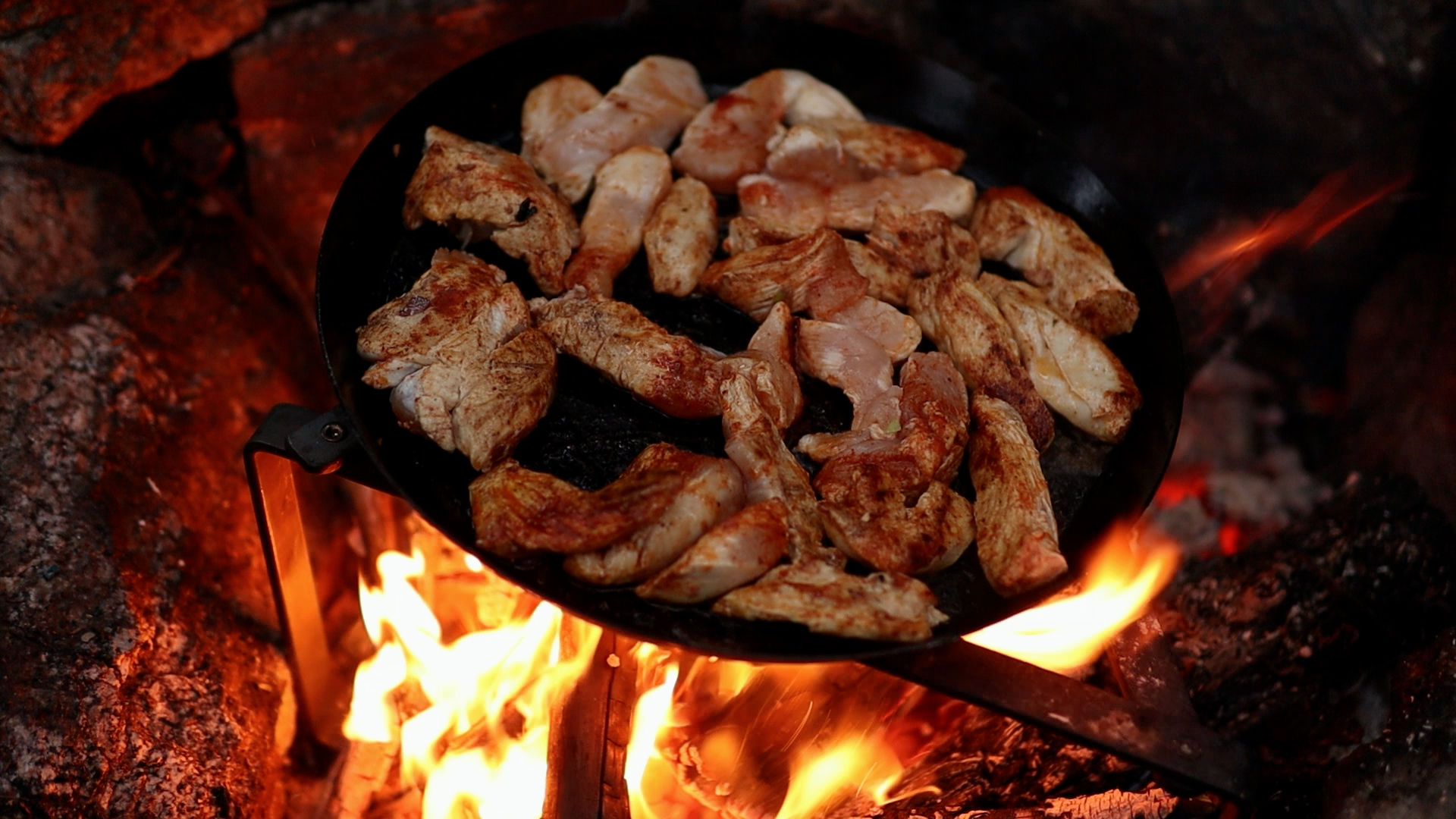 In der Pfanne – Wild Campen mit Freunden – Wraps, Pilze sammeln und Wasser