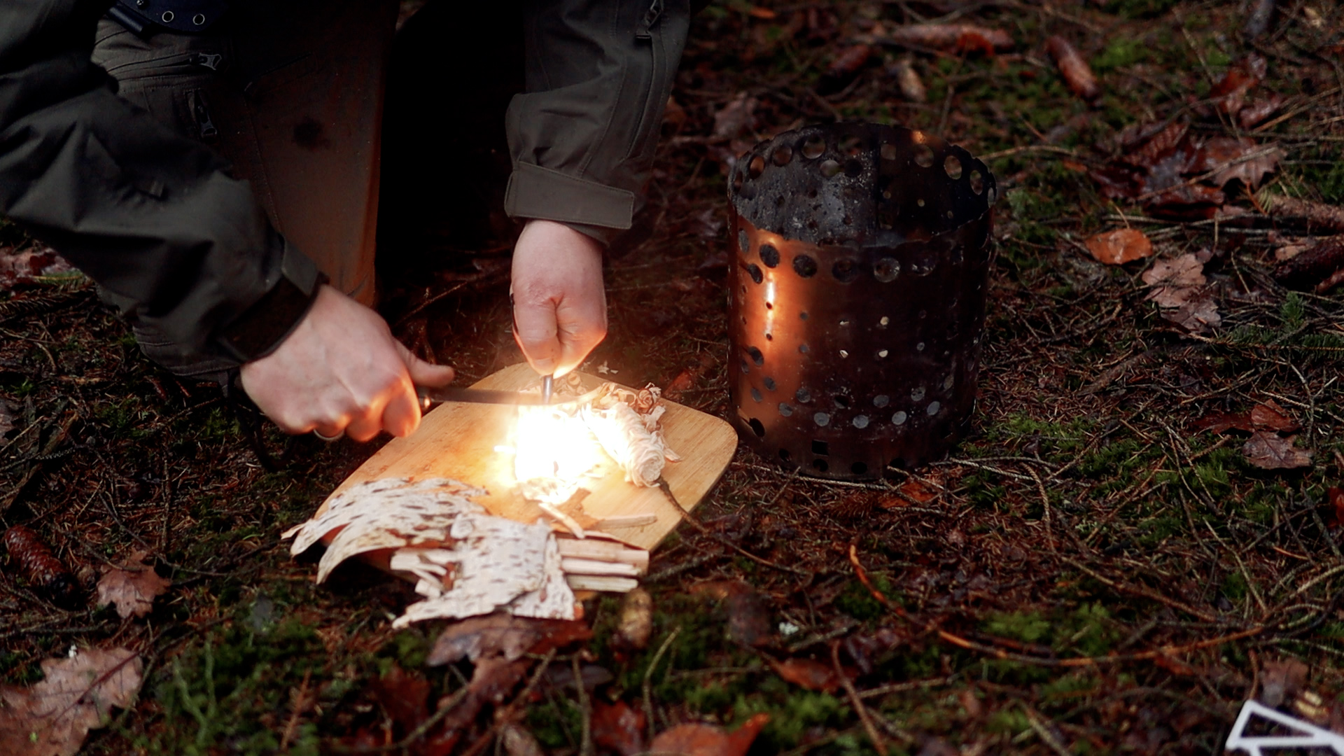 Feuer anzünden mit dem X-FIRE 19 Lagerfeuerkorb im Winter-Bushcraft-Camp
