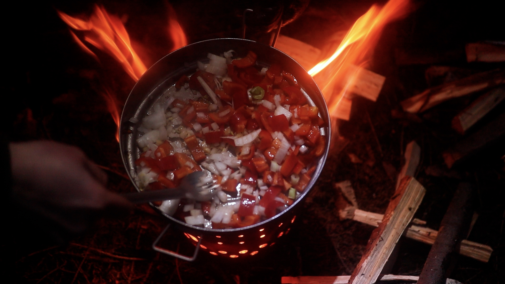 Kochen im SilverAnt Titan-Topf über dem Lagerfeuer beim Winter-Bushcraft-Overnighter