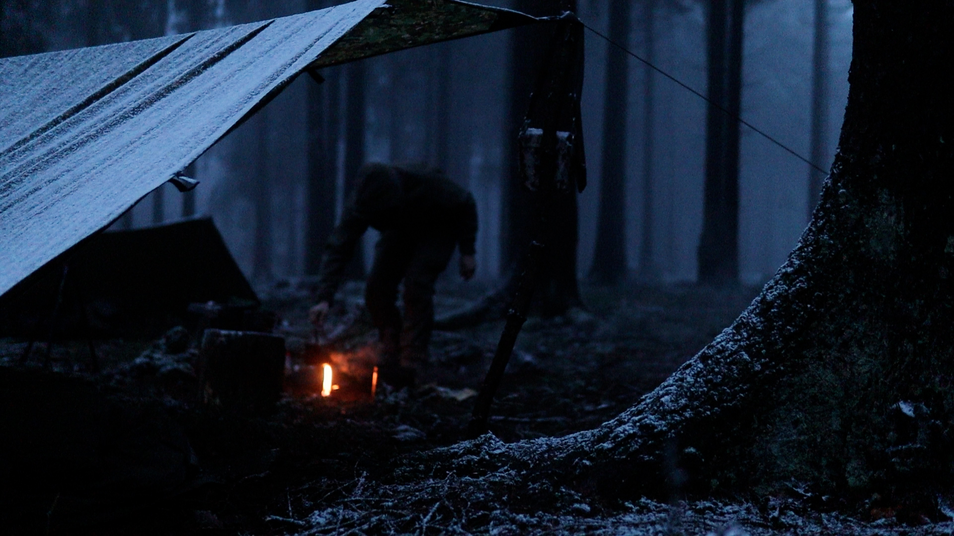 Morgenstimmung im Wintercamp beim ersten Kaffee nach der Übernachtung im Wald