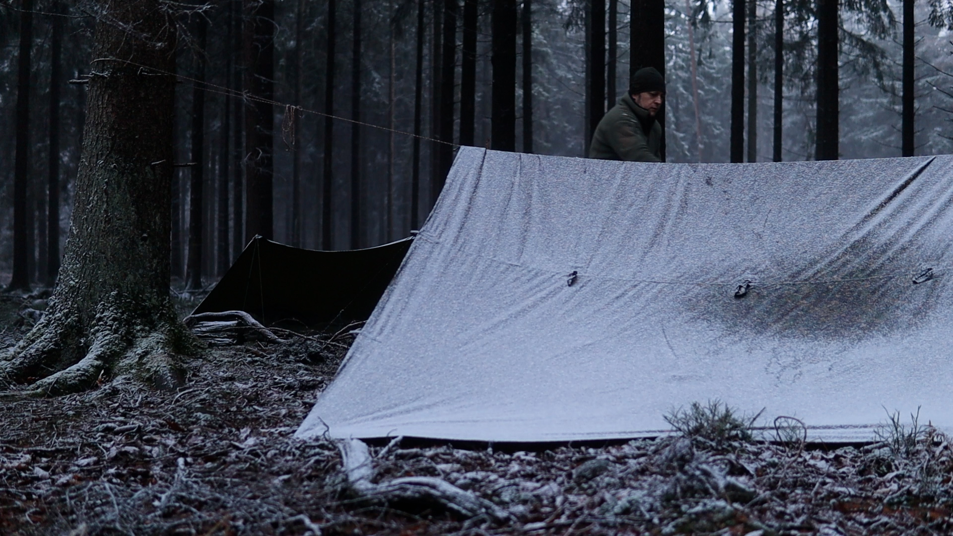 DD Tarp mit Schneeauflage am Morgen im Winterwald beim Bushcraft-Overnighter