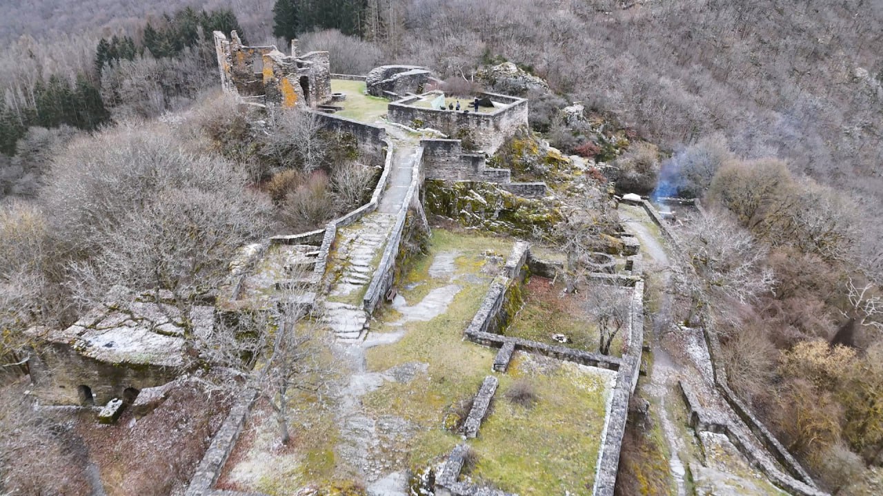 Luftaufnahme der Schmidtburg im Hunsrück im Winter – Burgruine aus der Vogelperspektive