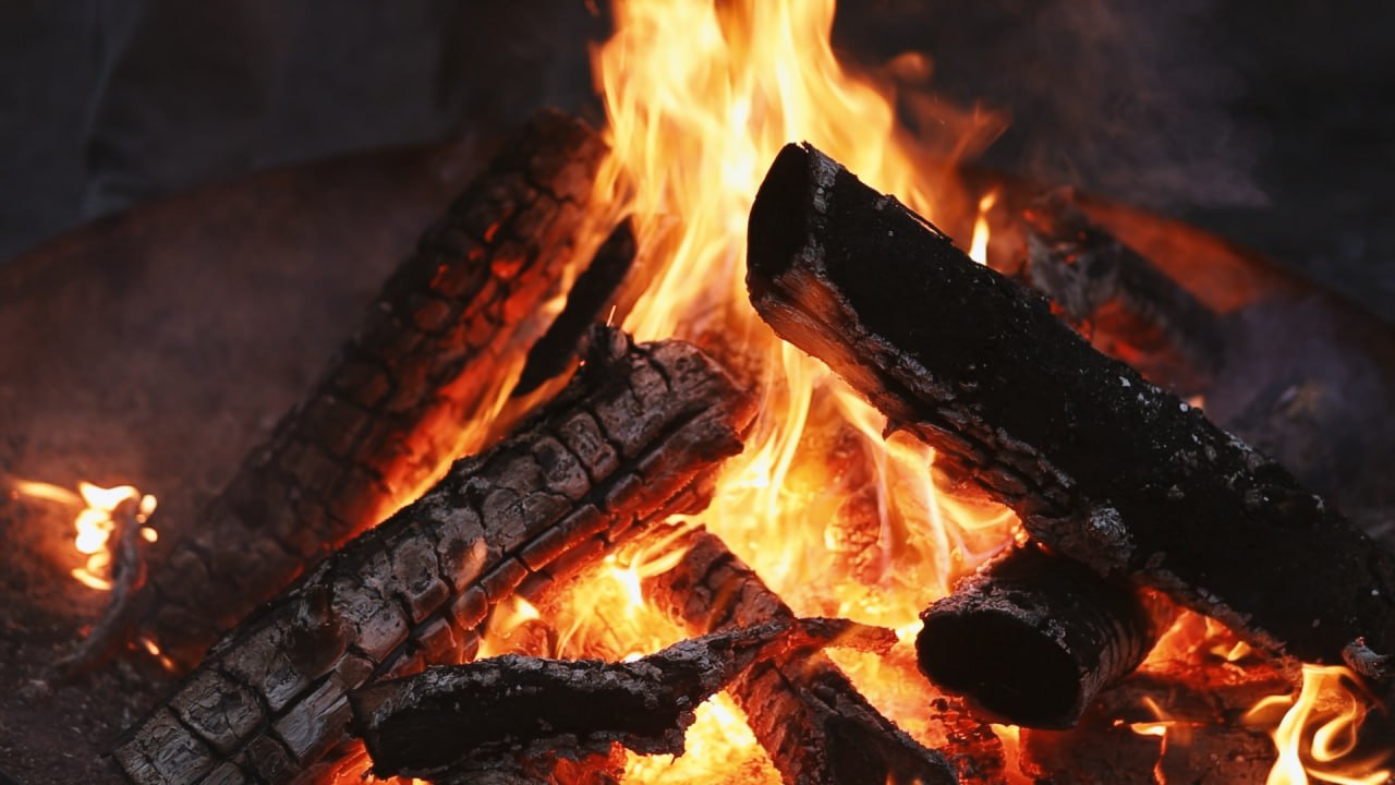Nahaufnahme eines prasselnden Lagerfeuers in der Schmidtburg beim Winterbiwak
