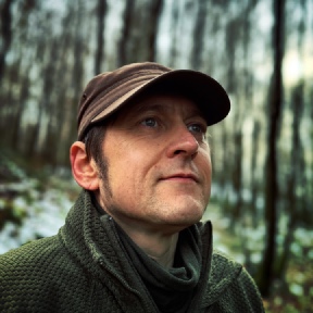 Simon | Mit Kappe im Wald