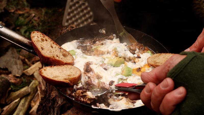 Die würzige Bohnenpfanne mit Brot und Avocado