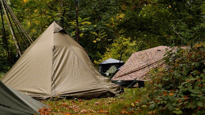 Zelte und Lavvu im Camp