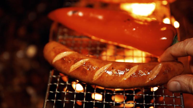 Würstchen und Bohnen auf dem X-Fire Grill