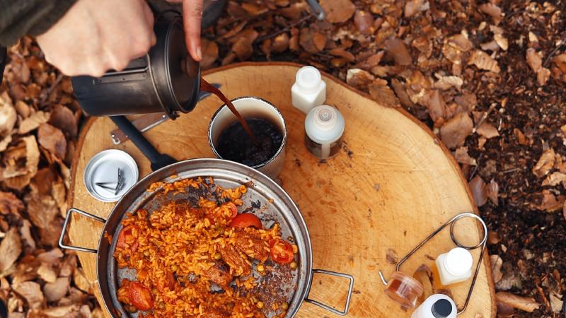 Reisgericht mit Tomaten und frisch gebrühter Kaffee aus der French Press