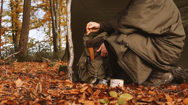 Ruhiger Moment am Biwak mit Essen im Herbstcamp