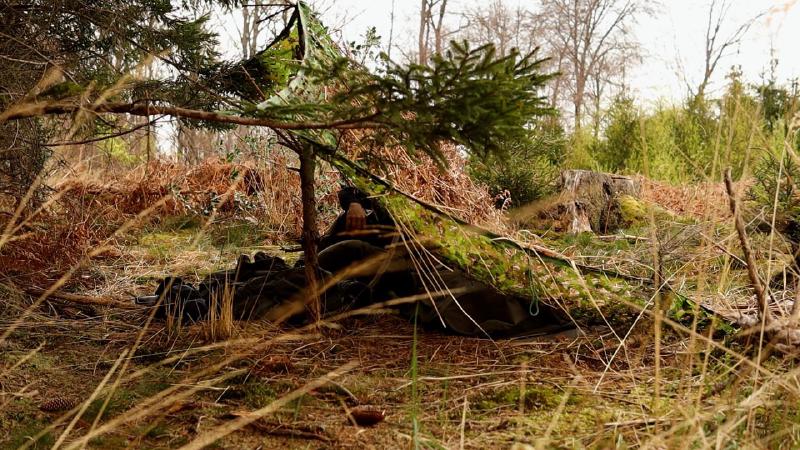 Shelter Aussen mit Blick auf Lager und Natur