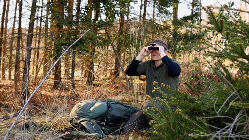 Fernglas Beobachtung als ruhiger Moment am Feuer