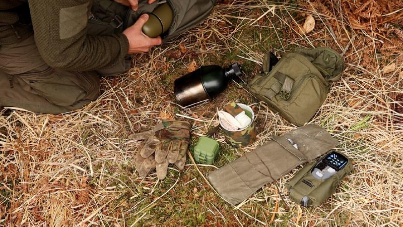 Gear Uebersicht als ruhiger Moment am Feuer