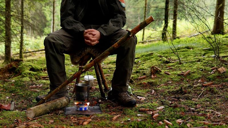 Kochen auf dem improvisierten Thunfischdosen-Kocher