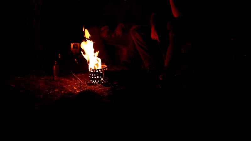 Lagerfeuer im Campingkocher bei Nacht