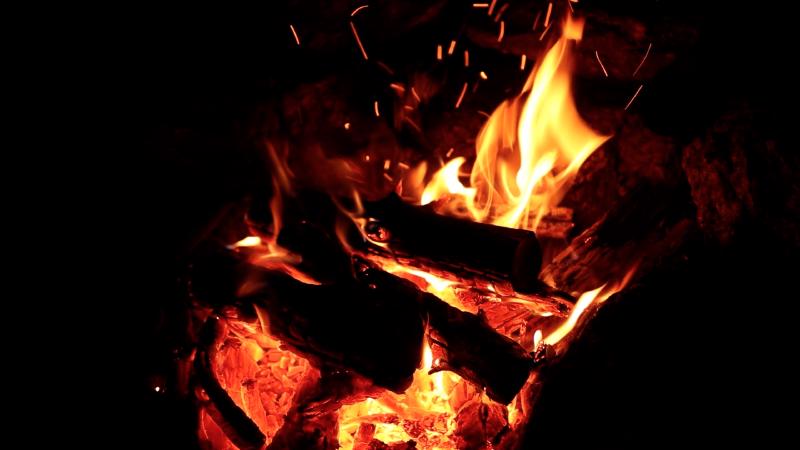 Am Lagerfeuer bei Nacht