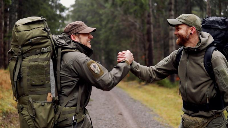 Simon und Patrick begrüßen sich auf dem Waldweg